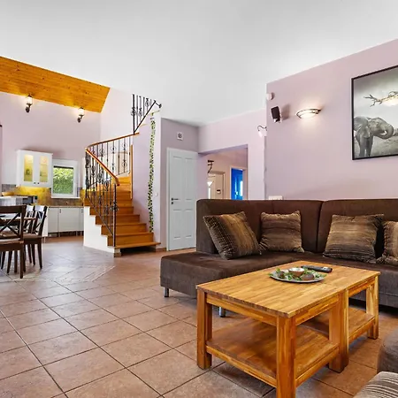 Smeraldo Villa *